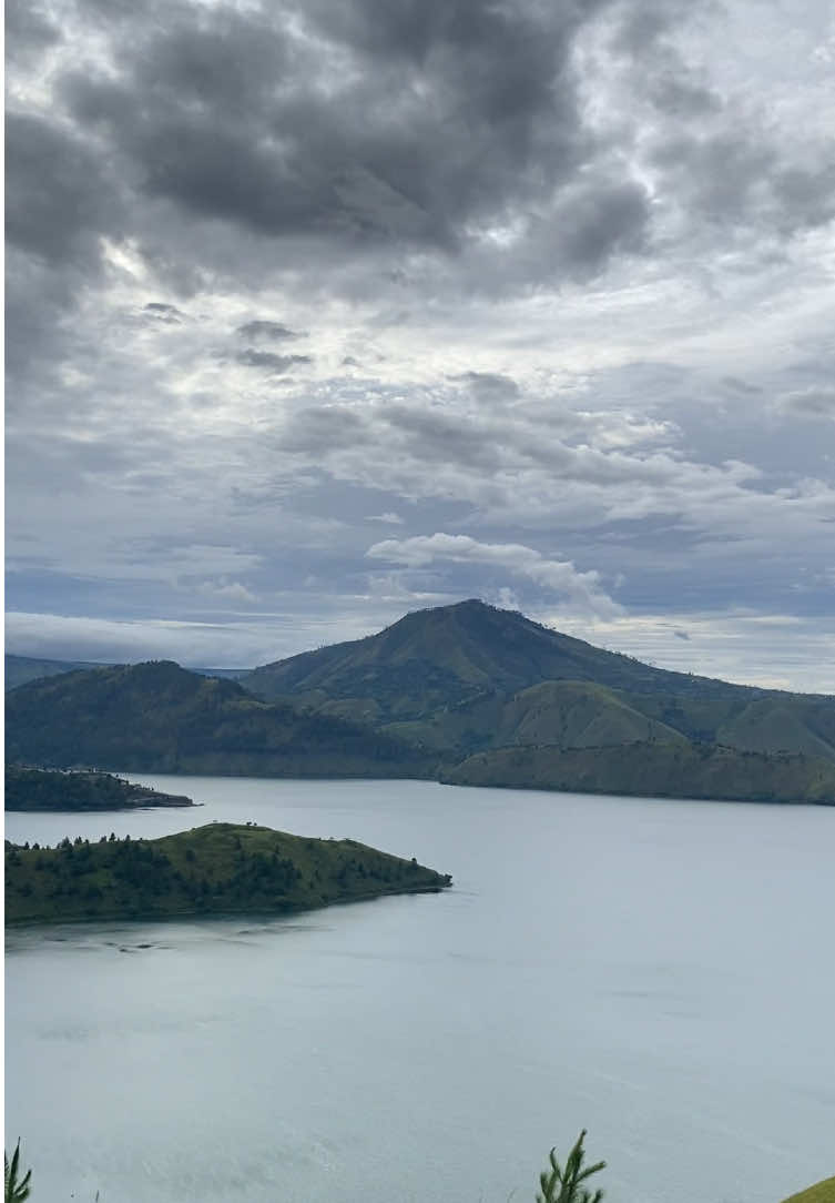 Indahnya Danau toba #bukitholbungsamosir #danautoba #promoseruweekend #sumatrautara 