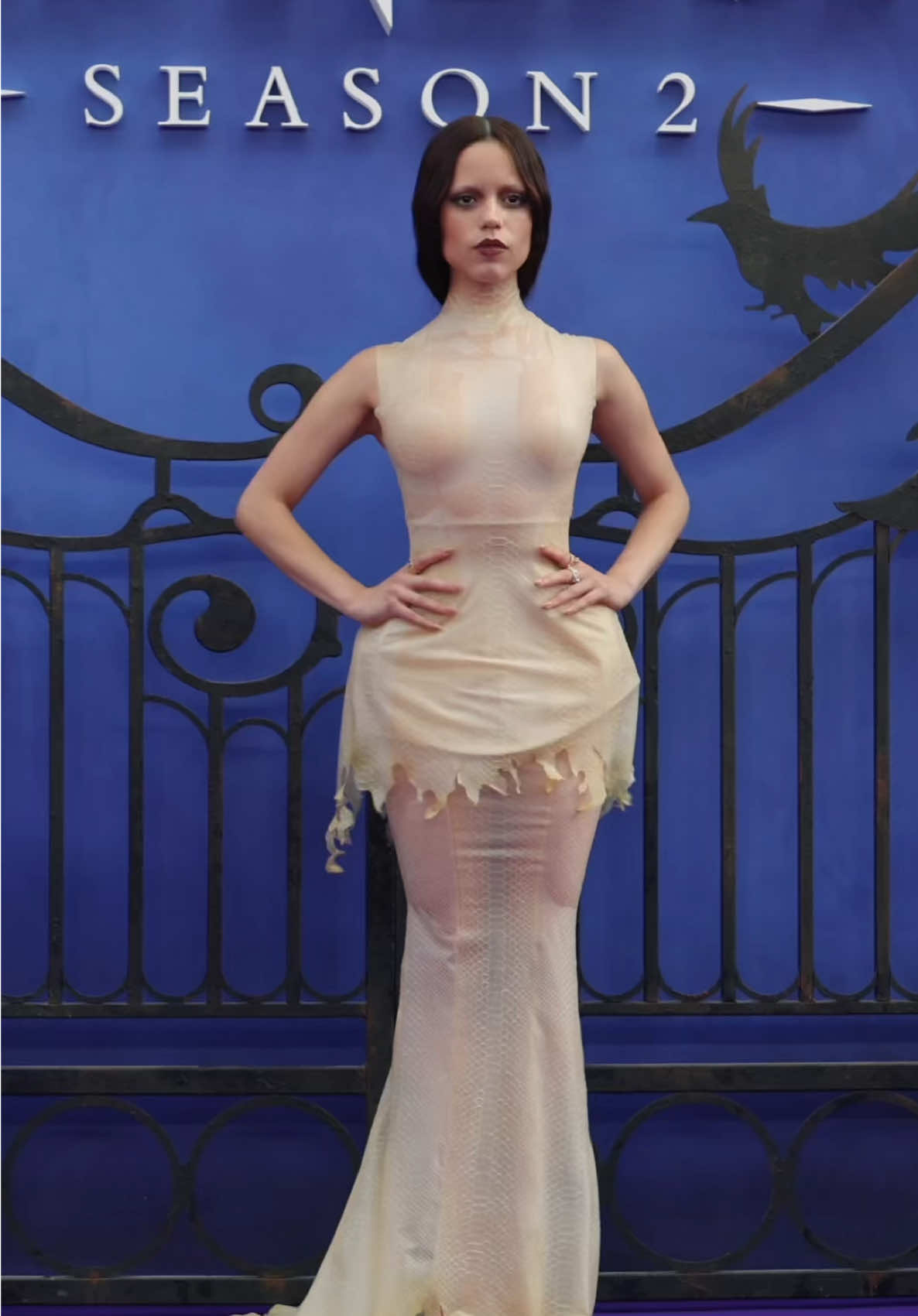 #JennaOrtega signe son grand retour sur le tapis rouge pour l’avant-première de Mercredi saison 2, sculptée dans un look dramatique signé #AshiStudio. #voguefrance #TikTokFashion 