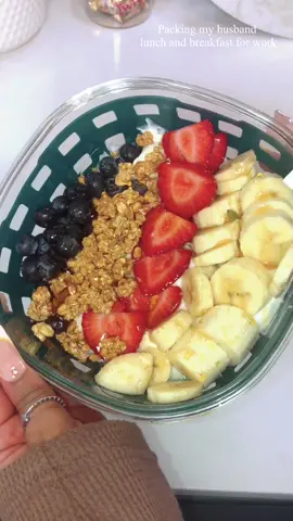 Pack my husband lunch with me  #cookwithme #burger #parfait #zucchini #fruit #asmr #snacks #junknails #amazonfinds #cheeseburger #sandwich #lunchideas #lunchpacking #fentysuperbrandday #foodvlog #morningroutine 