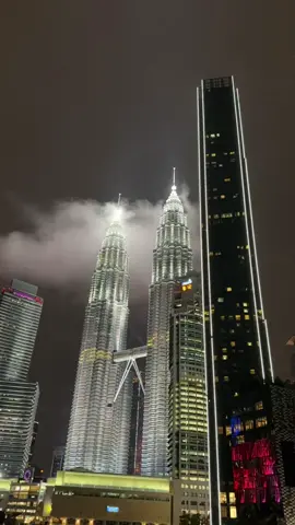 مشهد يخطف الأنفاس… السحاب يعانق قمم البرجين التوأم! ☁️🏙️ في كوالالمبور، لا شيء يضاهي روعة مرور السحب فوق برجي بتروناس. لحظات ساحرة تشعرك وكأنك تلامس السماء، خصوصًا عند الفجر أو بعد المطر. ✨ منظر يعبّر عن عظمة المعمار وروعة الطبيعة في آنٍ واحد 📸 مشهد لا يُفوّت لعشاق التصوير والمناظر الخلابة 🌆 عندما تلتقي ناطحات السحاب بغيوم السماء، تولد لوحة لا تُنسى إذا زرت كوالالمبور، لا تنسَ أن ترفع عينيك نحو القمم، فهناك… السحر في التفاصيل! #برجا_بتروناس #البرجين_التوأم #كوالالمبور #ماليزيا #KLCC #السحاب #ناطحات_السحاب #منظر_ساحر #MayyunTravel #اليمن #السعودية #السياحة #KualaLumpurSky #كوالالمبور #الإمارات #قطر 