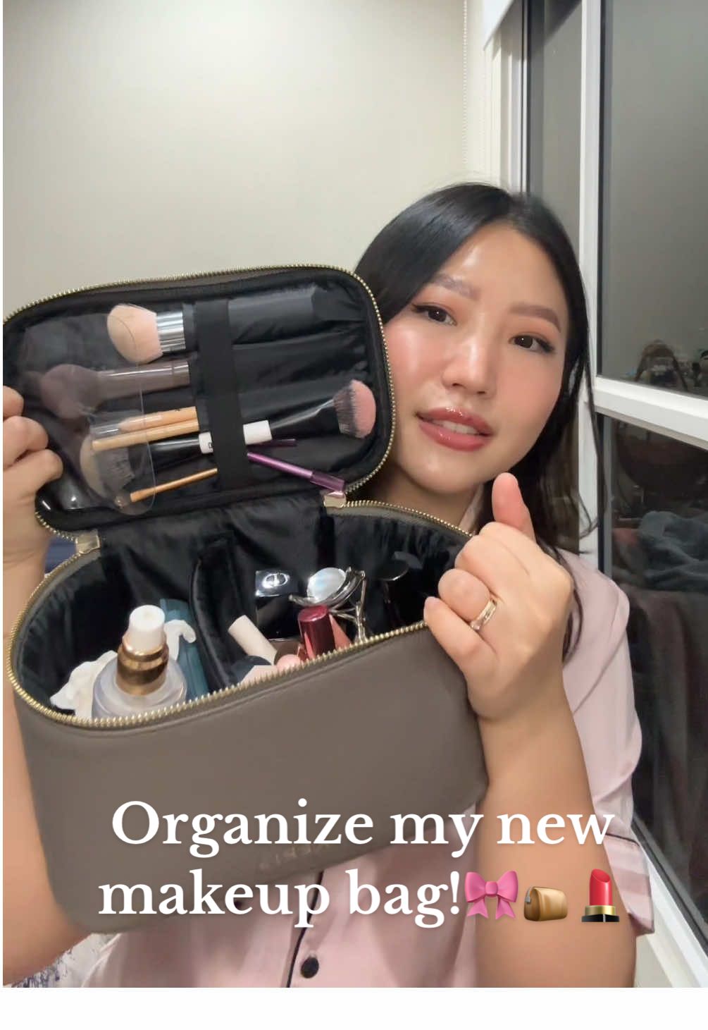 Lets organize my new makeup bag with me✨🥰 + spilling my makeup i use in everyday basis💄👝 Pouch nya beli di @Aeris Beaute cek keranjang kuning!!! . . . . #makeup #makeuppouch #makeupbag #aerisbeaute 