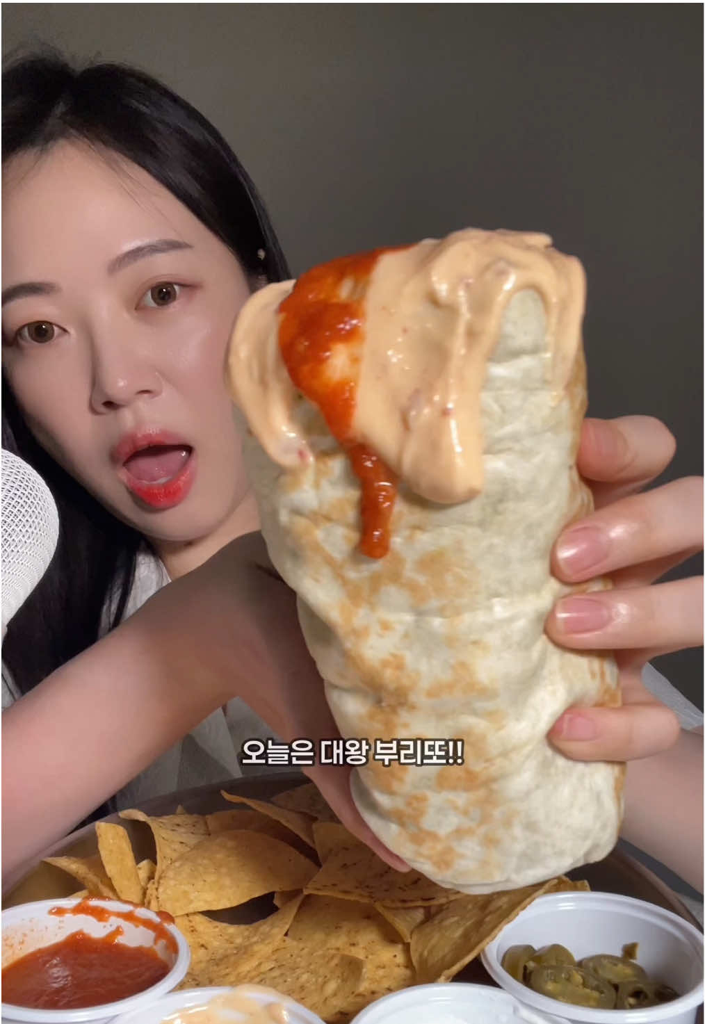 대왕 부리또 저 부리또 처음 먹어봤는데 완전 반했잖아요,,, 안에 밥이랑 고기랑 양상추 등등등 잔뜩 들어있어서 대대대대만족함! . . #부리또 #mukbang  #asmreating #먹방 #koreanfood 