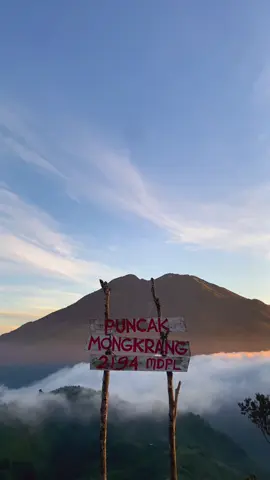 Bukit Mongkrang pukul 06:00 am #fyp #xyzbca #fypシ #mongkrang2194mdpl #sunrise #iphone11 #masukberanda 