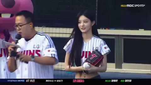 Park Minju First Pitch😭⚾️🤍 #minju#illit#fypage 