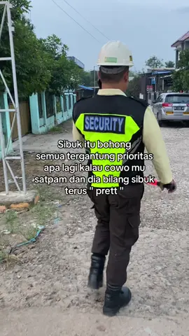 maaf ketua harus terbongkar rahasia kita🤣 tag yg cowo nya satpam mba mba #satpam #viral #masukberanda #4u #pypdongggggggg #fypシ゚ #satpamindonesia #lewatberandafyp #satpamviral #satpam_tiktok 
