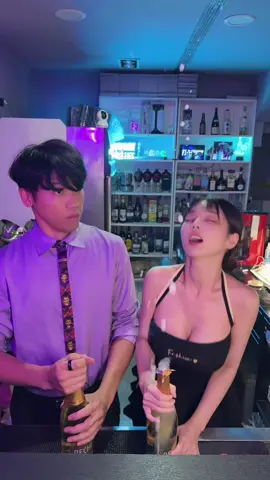 各位觀眾~~~咩居客🤣 為您帶來香檳魔術秀😗 Ladies and gentlemen~~ Bringing you a sparkling champagne magic show!  feat.魔術師宏毅  @magopatri 氛圍酒吧：劇光燈&荒煙露營風酒吧