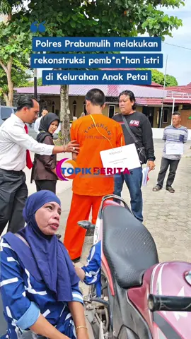 SADIS, DETIK-DETIK REKONTRUKSI CANDRA HABESI ISTRI DAN BAC*K ADIK IPAR DI ANAK PETAI PRABUMULIH, TOPIKBERITACO — Unit Perlindungan Perempuan dan Anak (PPA) Satreskrim Polres Prabumulih menggelar rekonstruksi kasus pemb***han sadis yang dilakukan seorang suami terhadap istrinya sendiri di Kelurahan Anak Petai, Kota Prabumulih. Tersangka, Sandra Saputra, memperagakan sejumlah adegan saat dirinya menghabesi nyawa sang istri dengan senjata tajam. Dalam rekonstruksi tersebut, pelaku diketahui membac**k korban secara membabi buta, terutama di bagian leher. Tak hanya itu, adik ipar pelaku yang masih berusia 14 tahun turut menjadi korban dalam peristiwa berdarah tersebut. Akibat penganiayaan keji itu, selengkapnya >>>> #topikberitaco