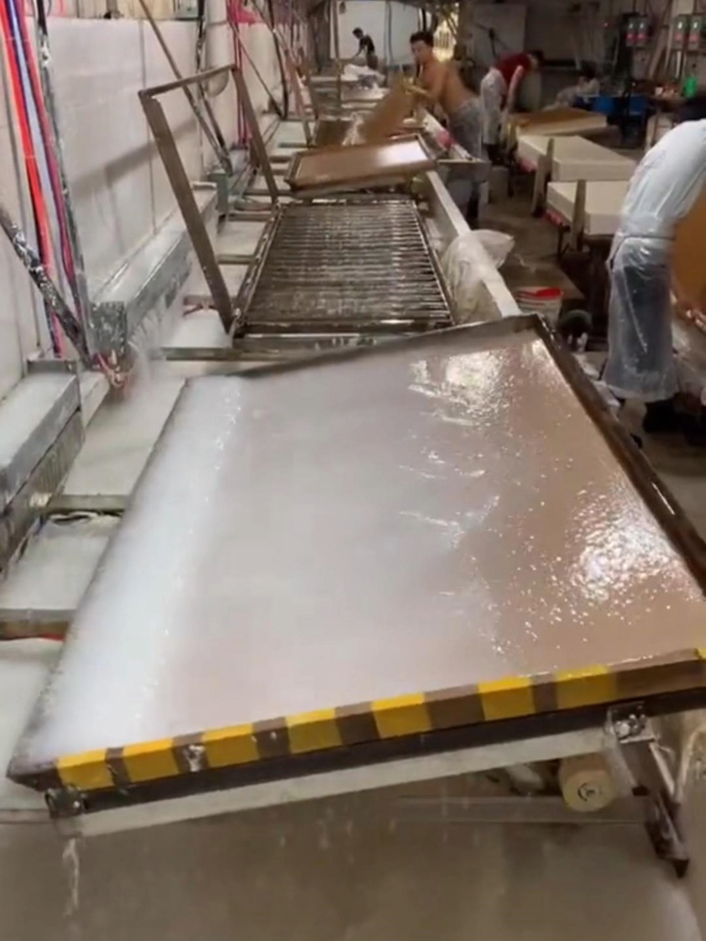 Chinese papermaking — processes of paper fishing, paper drying and paper cutting. 中国造纸术——捞纸、晒纸、剪纸过程。#china #calligraphy #traditional #chinesepainting #handmade #DIY #craft