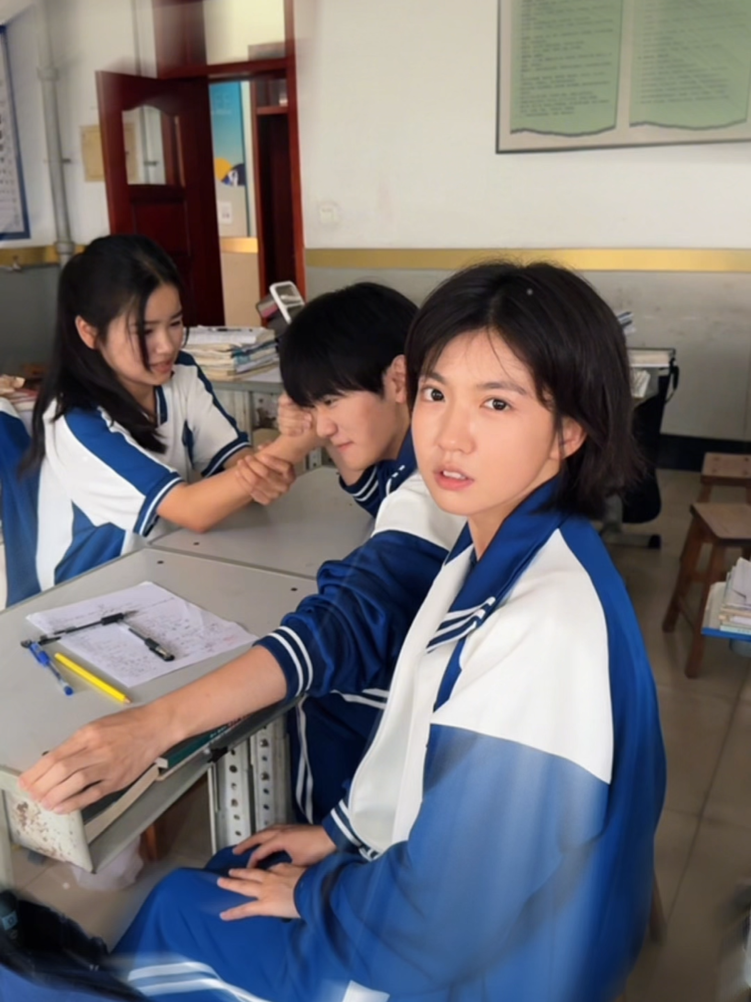 Cứ tưởng mình là nhân vật chính! #lophochai #tieuphamhai #vattay #lieuthuocso1 #videohai #cuoivuimoingay #funnymoment #classroomfunny #armwrestling #unexpected