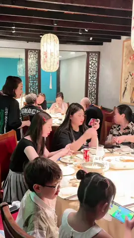 Đi ăn sinh nhật út như cùng gd ông bà nội và ông bà ngoại🥰❤️ #trending #xuhuong #viral #viralvideo #virraltiktok #trendingtiktok #trendingvideo #sinhnhat #congai #huynhtanphat #lequynhtrang 