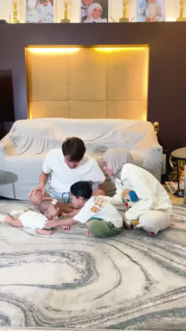 Bener ya, setiap anak ceritanya nggak pernah sama… Tapi satu hal yang aku syukuri, di leshia ini bisa lebih siap mental dan lancar terutama soal menyusui. Berkat pompa ASI dari Mom Uung, walaupun kerja aku bisa berhasil naikin produksi ASI dan kasih ASI cukup buat Leshia Untuk ibu-ibu yang lagi berjuang buat ASI anak, pilih pompa yang nyaman yaa Karena pompa ngaruh banget ke perjalanan ASI kita 2 tahun kedepan❤️ #busuilife #lestikejora #pompaasi #pompanyaman #pompaasirecomended