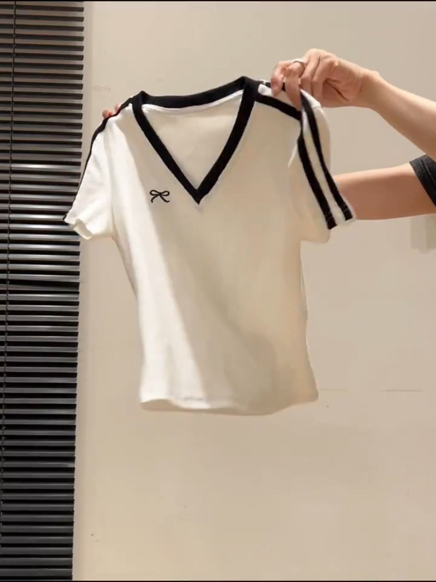 #White striped bow pattern V-neck short-sleeved T-shirt na pambabaeng pang-itaas