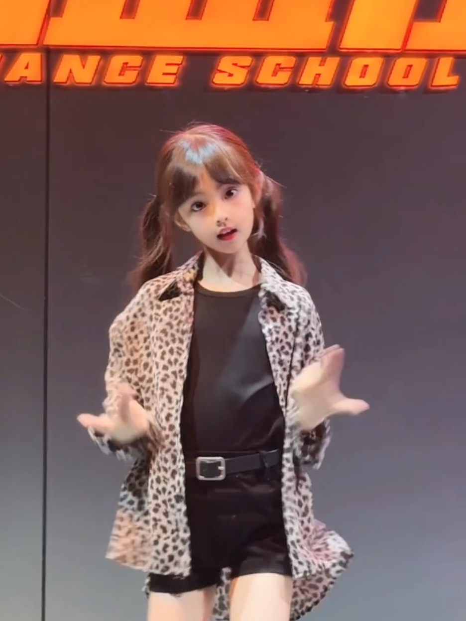 酷女孩 哈哈哈 #手势舞 #骗你生女儿 #甜妹 #15后 #骗你生女儿 #dancing #dancer 