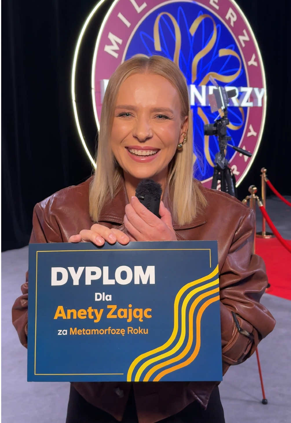 Dzisiaj na ramówce rozdajemy dyplomy Polsatu 💛 Aneta Zając otrzymała za metamorfozę roku! 🤩 Wygląda wspaniale, prawda? 🤩  #polsatjesien25 #showbiz 