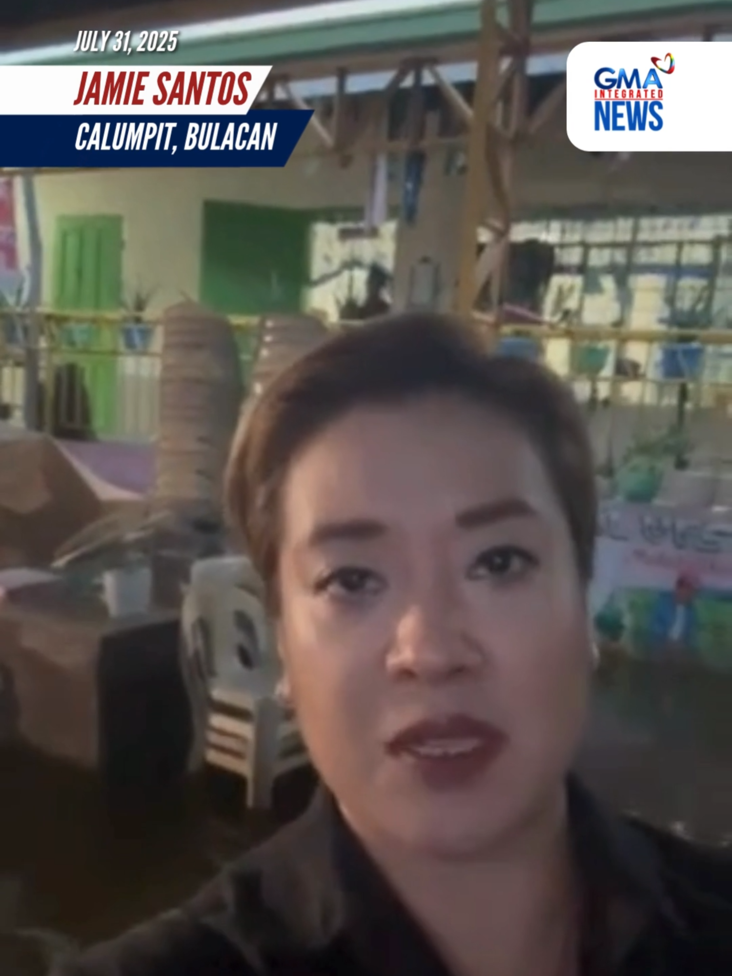 PANOORIN: Lubog pa rin sa baha ang isang paaralan sa Calumpit, Bulacan. Ayon sa barangay captain, mahigit isang buwan nang nakalubog sa baha ang paaralan kaya’t pansamantalang nagpapatupad ng hybrid classes. Dagdag pa ng kapitan ng barangay, halos 80% ng mga silid-aralan ay binaha, habang ang mga mas mataas na classroom ay pansamantalang ginagamit bilang evacuation center para sa mga pamilyang naapektuhan ng pagbaha sa lugar. | via Jamie Santos/GMA Integrated News #BreakingNewsPH #GMAIntegratedNews