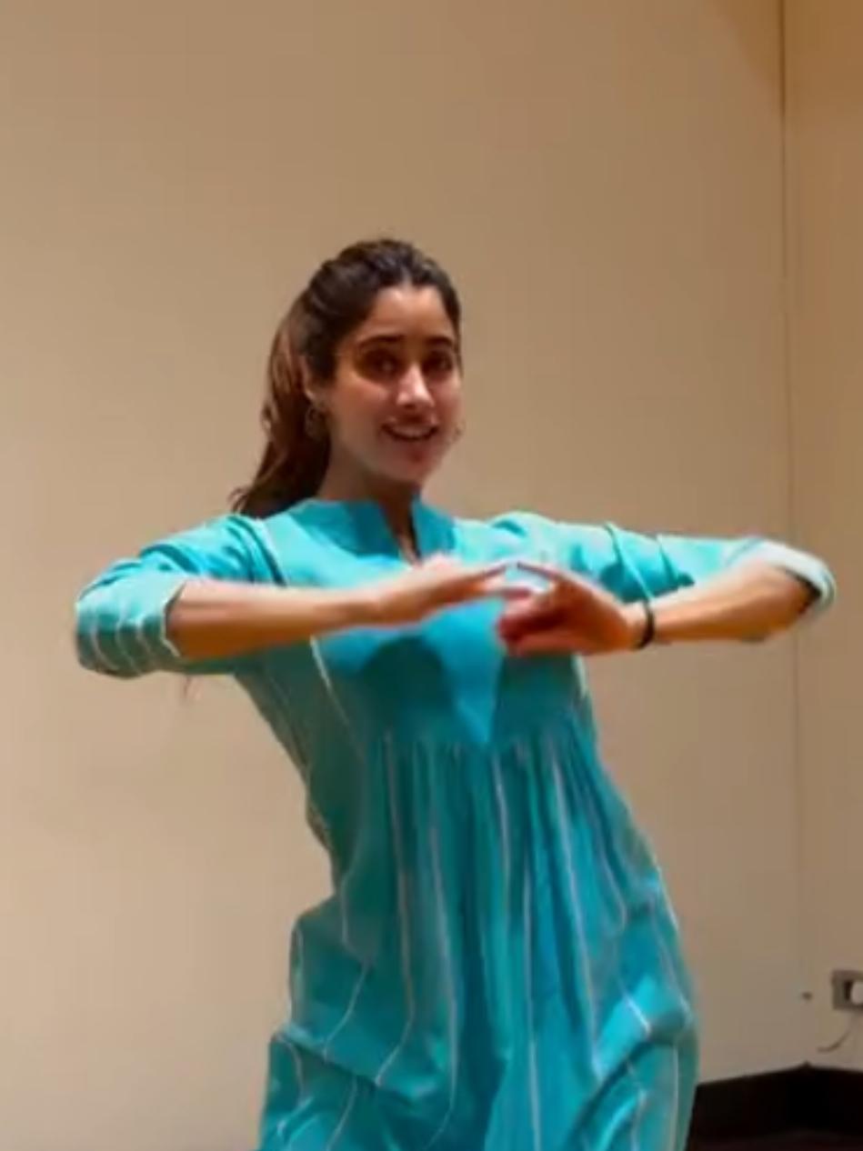 Bollywood Actress Janhvi Kapoor dancing on her new song #pardesiya . She writes,