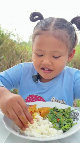 Ketika ulel nyobain masakan nya sendiri, sehari ampe makan 5 kali 🤭😁🤤.                          #mukbang #ulel #anakmakanlahap #fypシ゚viral #foryoupage 