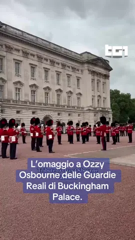 La banda delle Coldstream Guards ha eseguito, durante il cambio della guardia a Buckingham Palace, la celebre canzone Paranoid dei Black Sabbath, per rendere omaggio a Ozzy Osbourne, leggenda dell’heavy metal scomparso il 22 luglio scorso a 76 anni. Ieri, nella sua Birmingham, si sono svolte le esequie pubbliche alla presenza di migliaia di persone. #Tg1