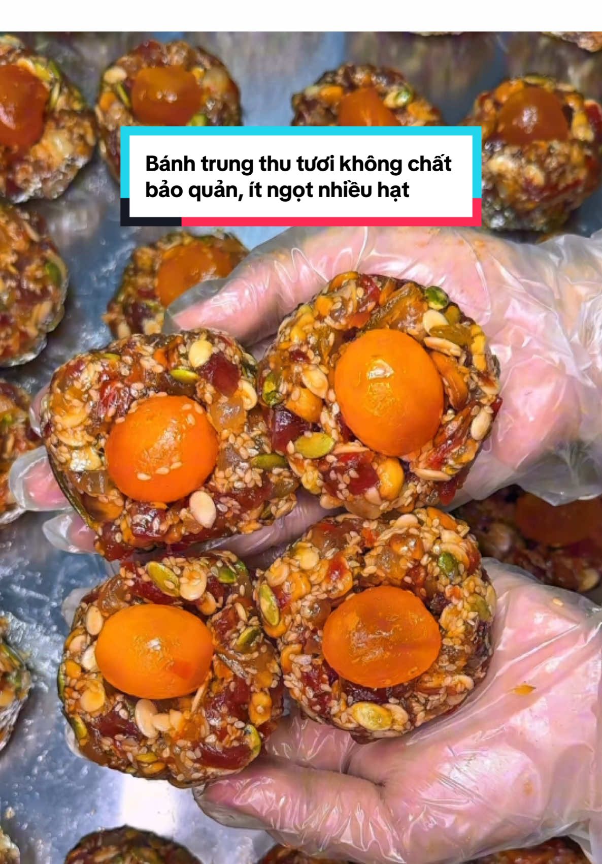 Bánh trung thu tươi nhà e Huyền ngắn hạn là do không có chất bảo quản ạ, ngọt vừa nhiều hạt nè #huyenphi97 #ancungtiktok #LearnOnTikTok #banhtrungthu #tuhaohangviet #hangvietvuonminh 