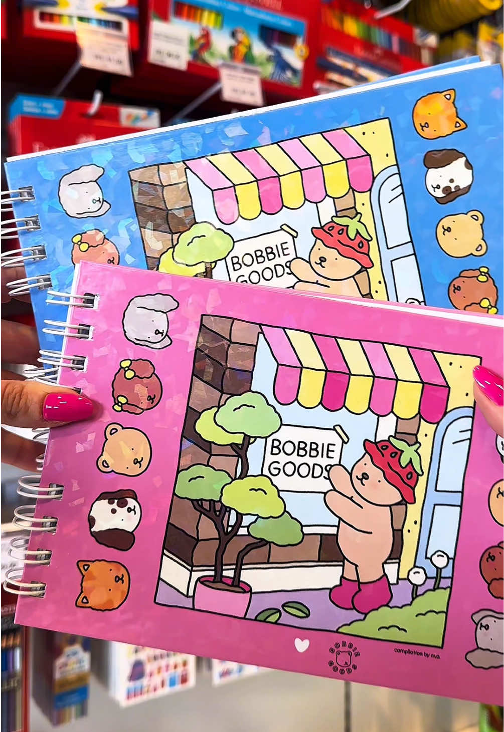 O mãããe, compra um bobbie goods 🎵 Chegou reposição do livrinho de colorir mais desejado aqui na Igapel! 🎨💗 Perfeito pra relaxar, se divertir e se reconectar com o momento presente. É autocuidado, é terapia em forma de lápis de cor — e tá voando das prateleiras! 🚀 #bobiegoods 