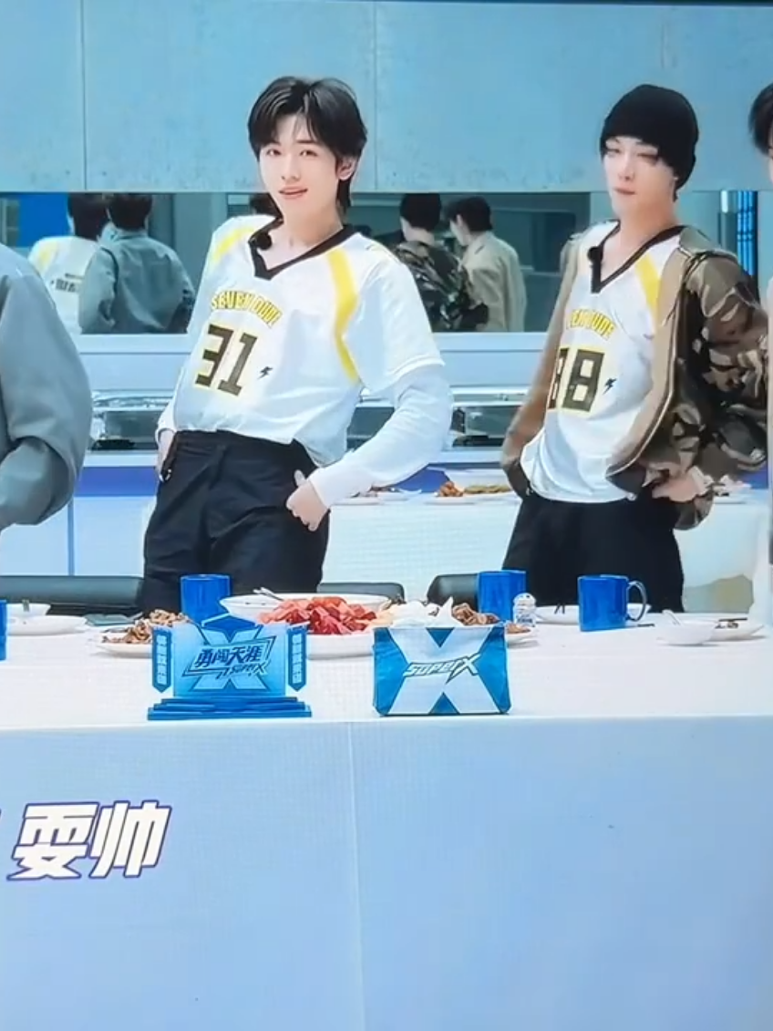 สตาฟให้ทำท่าโพส45องศาของเย่าเหวิน ทำแล้วหล่อจริงๆค่ะ😂 #majiaqi #dingchengxin #songyaxuan #yanhaoxiang #hejunlin #liuyaowen #tnt_thời_đại_thiếu_niên_đoàn 