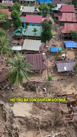 Cảnh đổ nát tan hoang tại bản Yên Hoà - Mỹ Lý . Nơi đây hiện rất ít đoàn tiếp cận được bởi cầu sang đã bị sập và để tiếp cận phải đi bằng thuyền . Hi vọng các đoàn và MTQ khác tới đây hỗ trợ thêm cho bản .