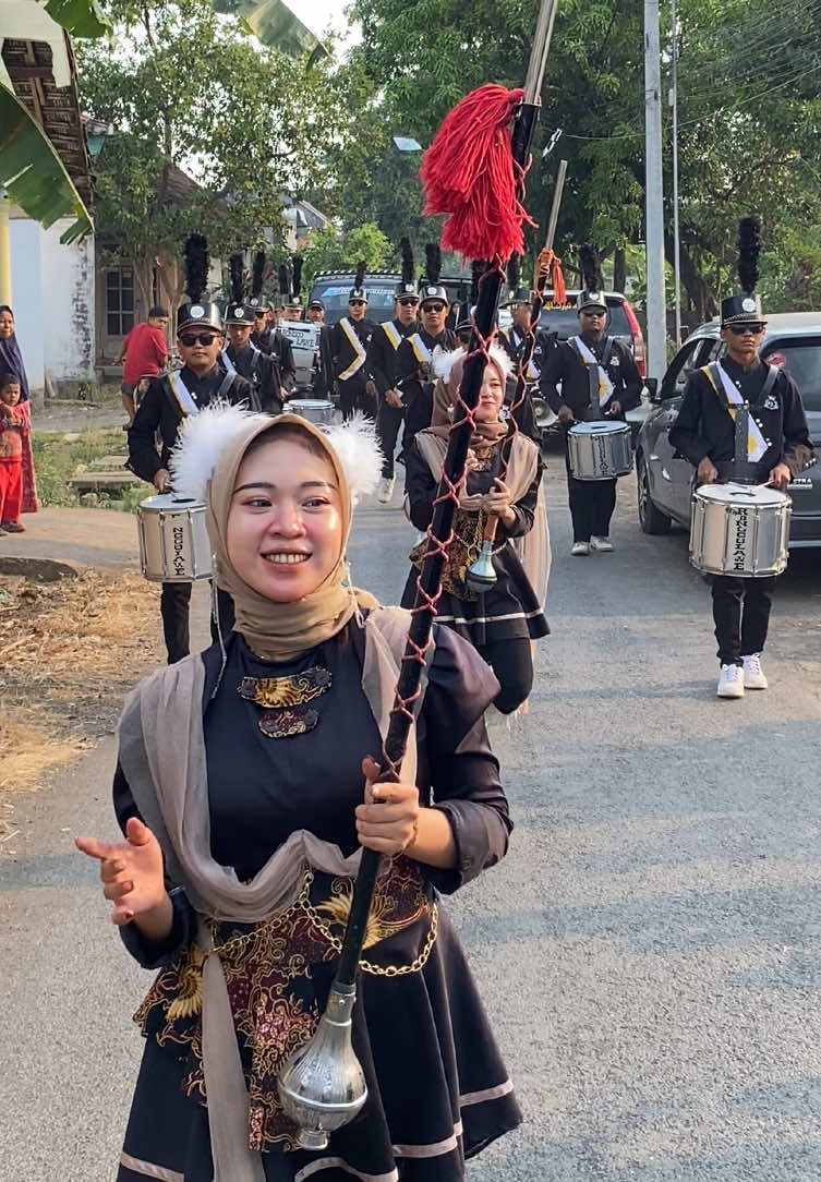 Membalas @Hanisaa kalaw tangan sudah di angkat ke atas brarti apa? @Nurilmjdh - @MasyitaDewi🍫 #fyp #mayoretcantik #drumbandpasuruan #fypシ゚viral 