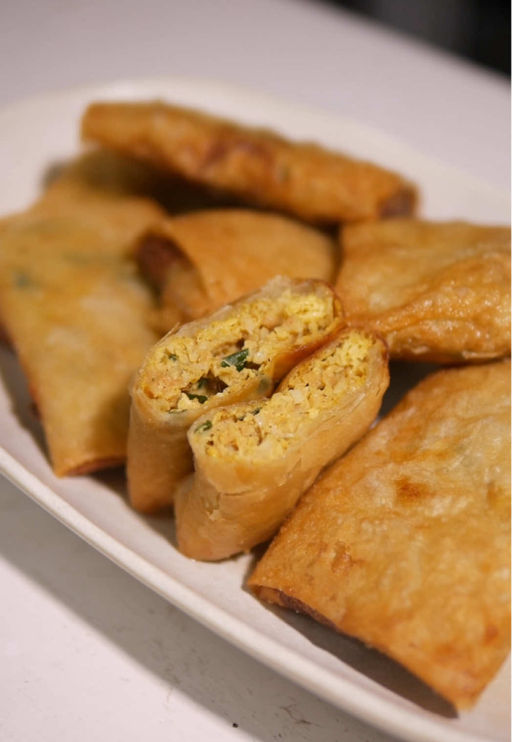 MARTABAK TELUR ANTI-BOCOR  Bahan 3 butir telur Gula, Garam, Lada 2 batang daun bawang Sedikit minyak goreng 2 siung bawang putih 1/2 buah bawang bombay 1 sachet bumbu gule 2 buah sosis Secukupnya kulit martabak Chopper favorit ku rek, @Mitochiba Electronic TwinChop CH60 soalnya buy 1 get 1 alias dapet 2 gelas dan gelasnya itu kaca rek bukan plastik. Ukuran praktis, mesin tembaga pokoknya oke banget Yang mau samaan belinya pake kode voucher aku ya rek MITOKRI5 biar dapet potongan harga #TWINCHOP #TERKENALAWETNYA #MITOCHIBA #CHOPPER #MITOCHIBACH60  