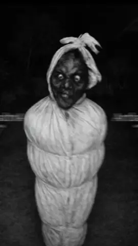 Terekam penampakan real sosok pocong didepan kamera pengintai.. #penampakan #pocong #ghost #hantu #angker #mystery #seram 