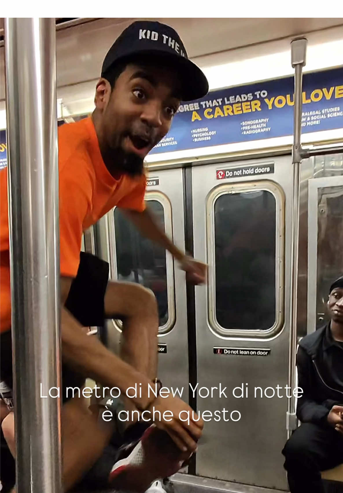 Questo è uno dei tanti motivi per cui amo questa città. Sei in metro mentre torni a casa e una persona che probabilmente non rivedrai mai più, in appena un minuto, riesce a trasmetterti una serenità incredibile #newyork #nyc #ny #nycsubway