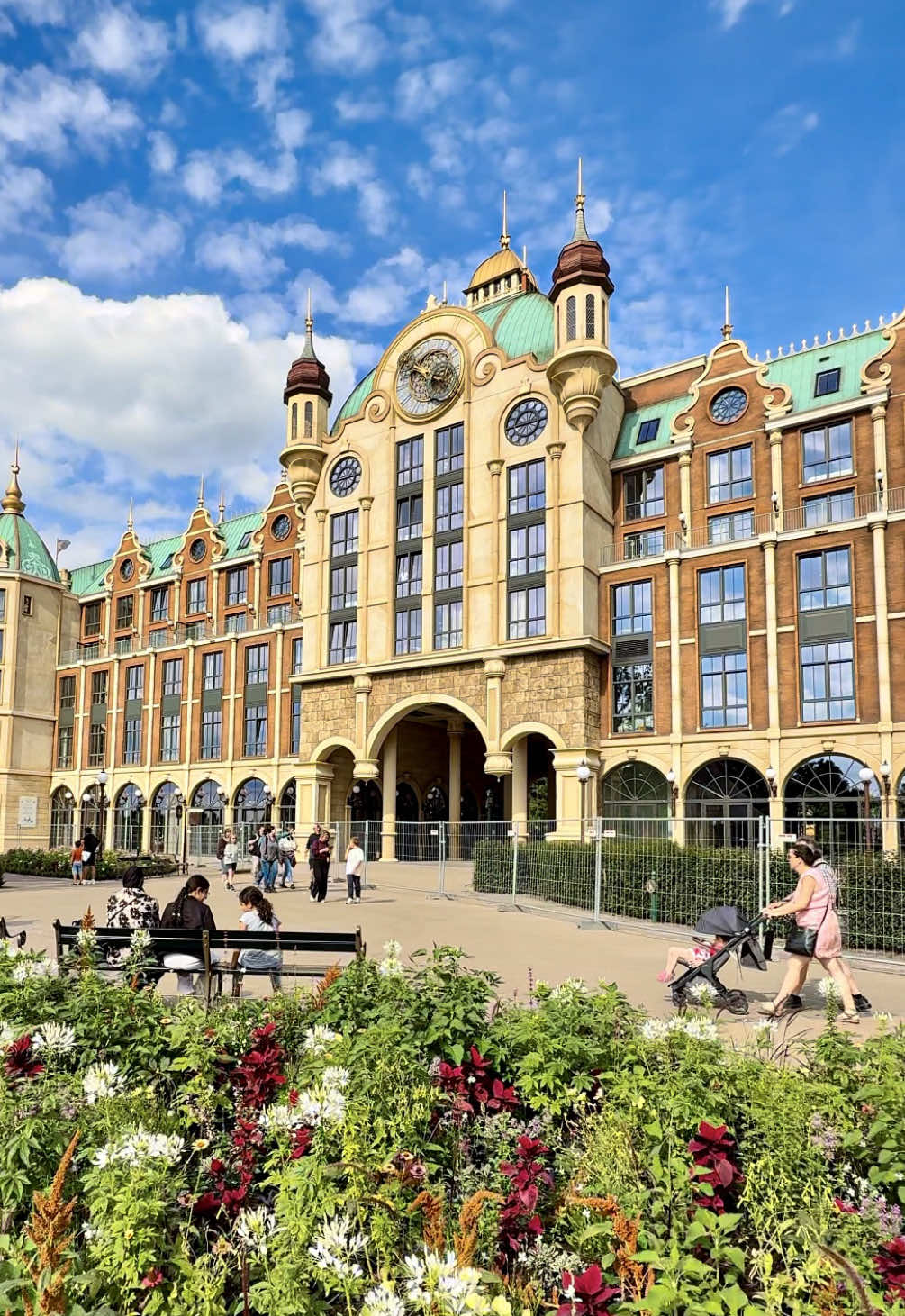 Do you want to sleep at Efteling Grand Hotel? 🛎️🤩 This brand new hotel is located inside the theme park and is filled with luxury. From a spa and fine dining restaurant to valet car service and the most helpfull staff. Each room has a different view of the park and our Excellence Tower Suite provided an unreal sight of the fountain show. Efteling Grand Hotel is located in Efteling, which is Netherland’s biggest theme park. 🇳🇱✨ #efteling #netherlands #eftelinggrandhotel #themepark #hotel #attraction #luxury 