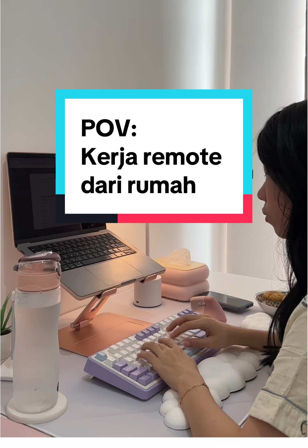 A day in my life sebagai pekerja remote!✨ Aku udah 2 taunan kerja dari rumah & sekarang lagi kerja remote di perusahaan US 🇺🇸 Pas meeting sama orang luar negeri, selalu pake Souncore Aerofit 2 karena AI translationnya berguna banget! @Soundcore by Anker @Anker Indonesia  #kerjaremote #remotework #kerjadarirumah #kerjadiluarnegri #soundcoreaerofit2 #soundcorebyanker #soundcoreindonesia 