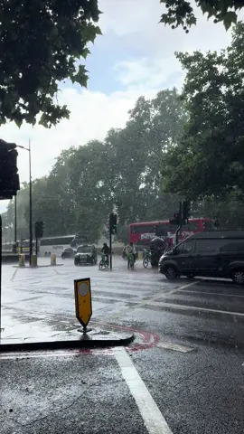 ما علمك صوت المطر كيف احتريك ‏ولا المطر ما جاب لي طاري أبد؟