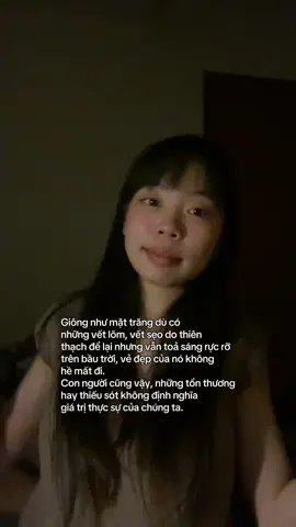 Mình đọc được một bài viết như vậy. Ngay cả mặt trăng cũng có vết sẹo, nhưng điều đó không làm nó kém đẹp đi. #xuhuong #chualanh 