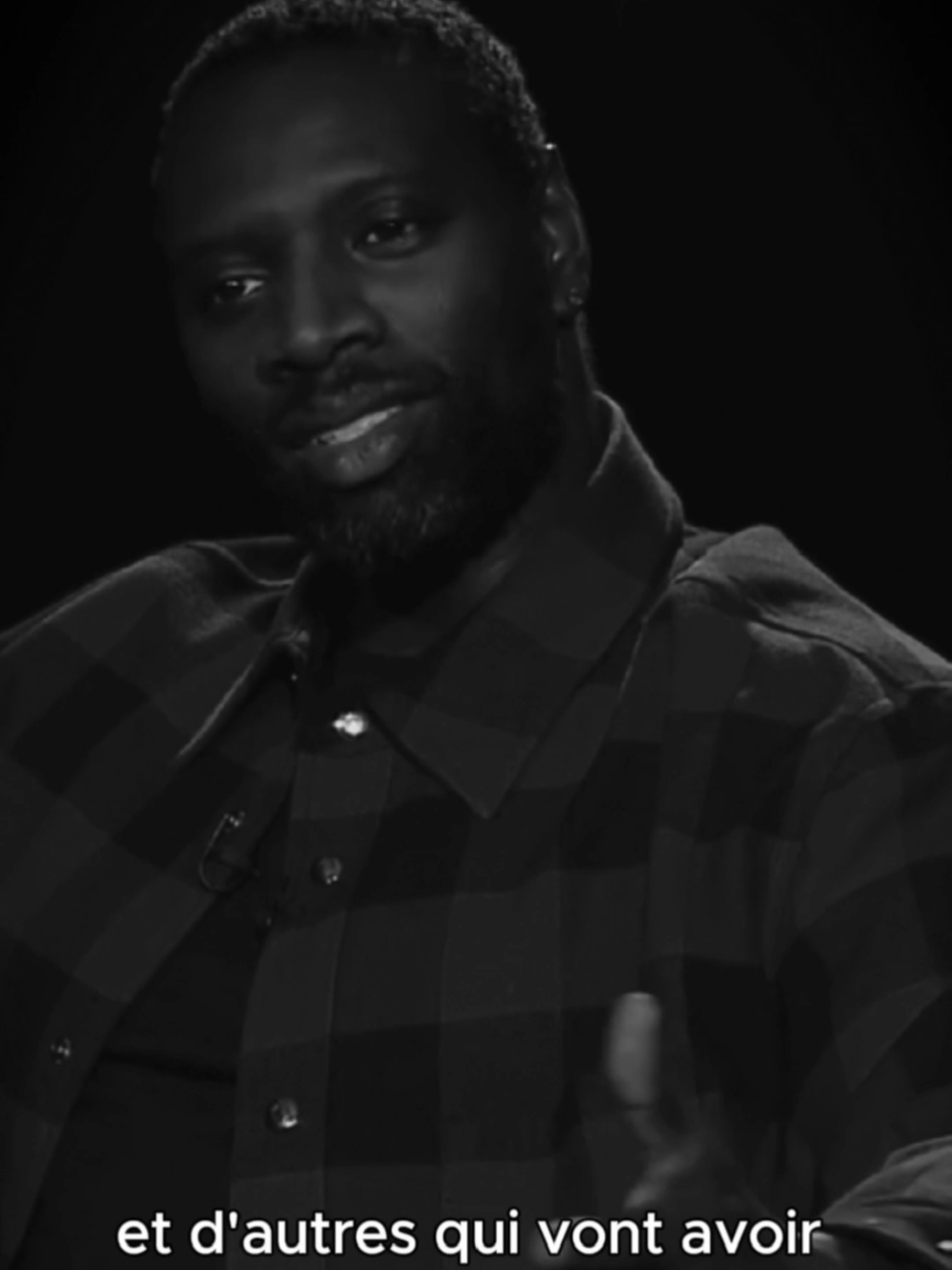 « Les critiques ne m’atteignent plus, parce qu’elles ne m’appartiennent pas » 💥 🎤 Omar Sy #inspiration #discipline #motivationfr #reussite #mindsetmotivation
