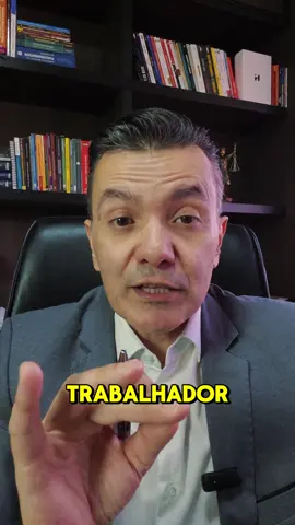 🚨 Muita gente não sabe, mas se o patrão atrasa o salário ou não deposita o FGTS, você pode ter um direito muito importante garantido pela lei! Quando o empregador comete essas faltas graves, a lei permite que o trabalhador peça a rescisão indireta do contrato, recebendo tudo como se tivesse sido demitido sem justa causa. ✔️ Receber todas as verbas rescisórias (13º, férias + 1/3, aviso prévio, saldo de salário) ✔️ Levantar o saldo do FGTS com a multa de 40% ✔️ Ter direito ao seguro-desemprego (se preencher os requisitos) ✔️ Cobrar os salários atrasados na Justiça ✔️ Comprovar atrasos salariais ou falta de depósitos do FGTS com holerites, extratos bancários e extrato do FGTS 📌 A lei garante esse direito, e se você passa por essa situação, você pode procurar um advogado trabalhista de confiança para te orientar e buscar tudo o que é seu por direito. . . . . . . . . . . #liveincentiveprogram #paidpartnership#amina#trabalhador#recisaoindireta .