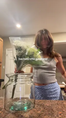 Day 1!! Getting the house ready 🌻👰‍♀️💗✨#bacheloretteready #littlegetawaytrip #rhodeisland #cutetown #makingitcozy #florals #weddingseason2025 