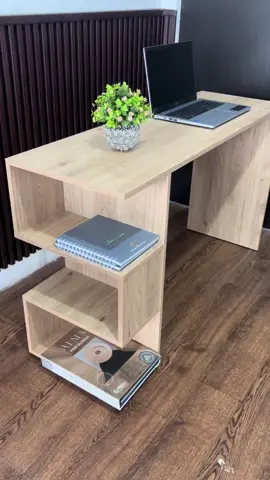 Escritorio moderno en melamina  Este escritorio está fabricado en melamina RH de alta resistencia, ideal para espacios de estudio u oficina. Cuenta con un diseño funcional y elegante que se adapta a cualquier ambiente.  Contáctanos al WhatsApp 3234215825 #Cali #escritorios 
