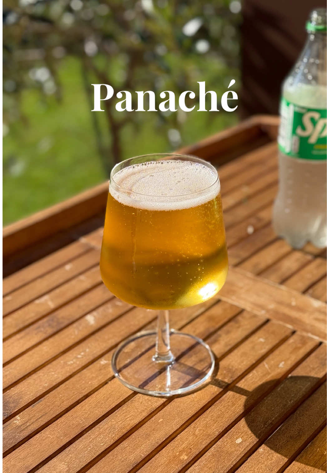 Panaché – Ranskan salainen kesäjuoma 🍋🍺 Tätä virkistävää limonadin ja oluen sekoitusta ei usein näy juomalistalla, mutta lähes jokainen baari osaa sen silti valmistaa. kysy vaan rohkeasti: “Un panaché, s’il vous plaît!” 🤌🏻 Raikas, kevyt ja juuri sopiva kuumaan kesäpäivään ☀️ Samaa juomaa nautitaan muuallakin Euroopassa eri nimillä: – Saksassa se on Radler, – Italiassa Birra e gazzosa, – ja Iso-Britanniassa Shandy. Ootko sä jo testannut tätä klassikkokomboa? #panache #sprite #juoma #kesäjuoma 