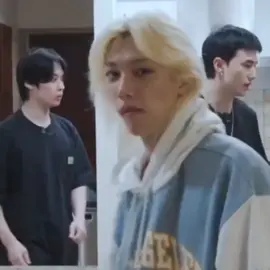 The way Hyunjin completely lets his weight fall on Minho the moment he touches him 🫠🫠🫠 #hyunjin #leeknow #hyunho #fyp #هيونهو #هيونهور 