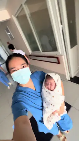 Ngoan xinh yêu đây rồi.về là mếu luôn cưng thế chứ nị😍