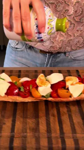 katia_masterchef14 Chi ha detto che la felicità non si può mangiare? ( Preparate con me il crostone ai 3 pomodori e mozzarella. Una ricetta semplice, veloce e irresistibile, ideale per un pranzo leggero, una cena last minute o una merenda gourmet. Guardate il video e lasciatevi tentare! Ingredienti: * Pomodorini gialli * Pomodoro a grappolo * Pomodori datterini * Mozzarella di bufala * Basilico * Olio EVO * Aglio Procedimento: 1. Aglio al forno: Tagliate la parte superiore di una testa d'aglio. Create un cartoccio con la carta forno, aggiungete un filo d'olio, sale e pepe. Infornate a 180°C per 30-35 minuti fino a che non sarà morbido e dolce. 2. Salsa Fresca di Pomodoro: Tagliate i pomodorini, frullateli e passateli al setaccio per ottenere un succo liscio. Cuocete il succo a fuoco lento fino a quando non si sarà ridotto e addensato, concentrando tutto il sapore. #crostonedipane #ricettesemplici #ricetteestive #ricetteperpassione #food #FoodLover valebil D'estate non si può desiderare di meglio grazie youngglillo Quando prepariamo un piatto assieme?