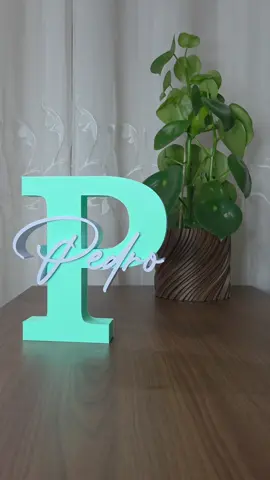 Uma fofura de peça né? Você escolhe a inicial e o nome para criar um detalhe único, cheio de estilo e significado para a sua decoração. 💚 Crialli - do imaginário ao real #impressao3d #nomepersonalizado #kids 