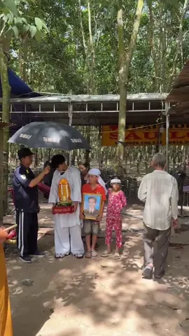 Giữa rừng cao su vắng lặng, căn nhà nhỏ xiêu vẹo là nơi trú ngụ của gia đình 3 thế hệ –  Vợ anh m.ấ.t vì TNGT,không lâu sau anh lại bị tai biến nằm một chỗ. Và rồi… anh ra đi mãi mãi.  Hôm nay, chúng tôi tiễn đưa anh đến nơi h.ỏ.a th.iê.u. Cánh cửa lò th.iê.u khép lại cũng là lúc khép lại một kiếp người đầy bất hạnh. Các con thơ m.ấ.t đi người cha duy nhất. Người mẹ già m.ấ.t đi đứa con mà bà từng ôm ấp suốt một đời. Không còn tiếng gọi “Ba ơi”, không còn ánh mắt dõi theo từ chiếc giường bệnh. Chỉ còn lại nỗi trống vắng, xé lòng trong căn nhà nhỏ giữa rừng cao su… Một kiếp người kết thúc trong lặng lẽ, nhưng nỗi đau thì còn mãi với những người ở lại.#ambulance #trotang0dong #cuuthuongtn0dongtayninh #Cogailaixecuuthuongtayninh 