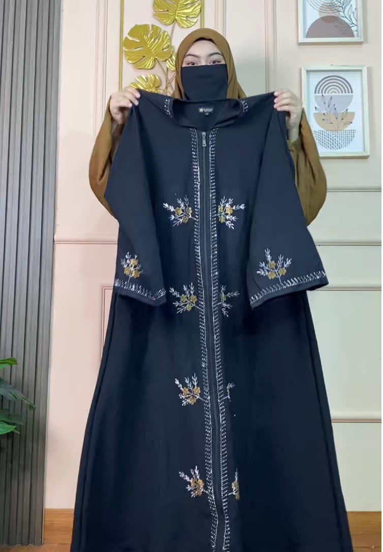 Variasi abayanya simpel tapi tetep elegant😍 #abaya #abayastyle #abayagirls #abayafashion #gamis #abayahitam 