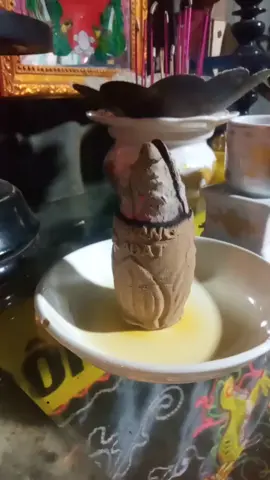 cả nhà cho e hỏi nghe nói đốt trầm mà chẻ ra là Linh ứng đúng HK cả nhà lần đầu e đốt nên e hoang mang ạ