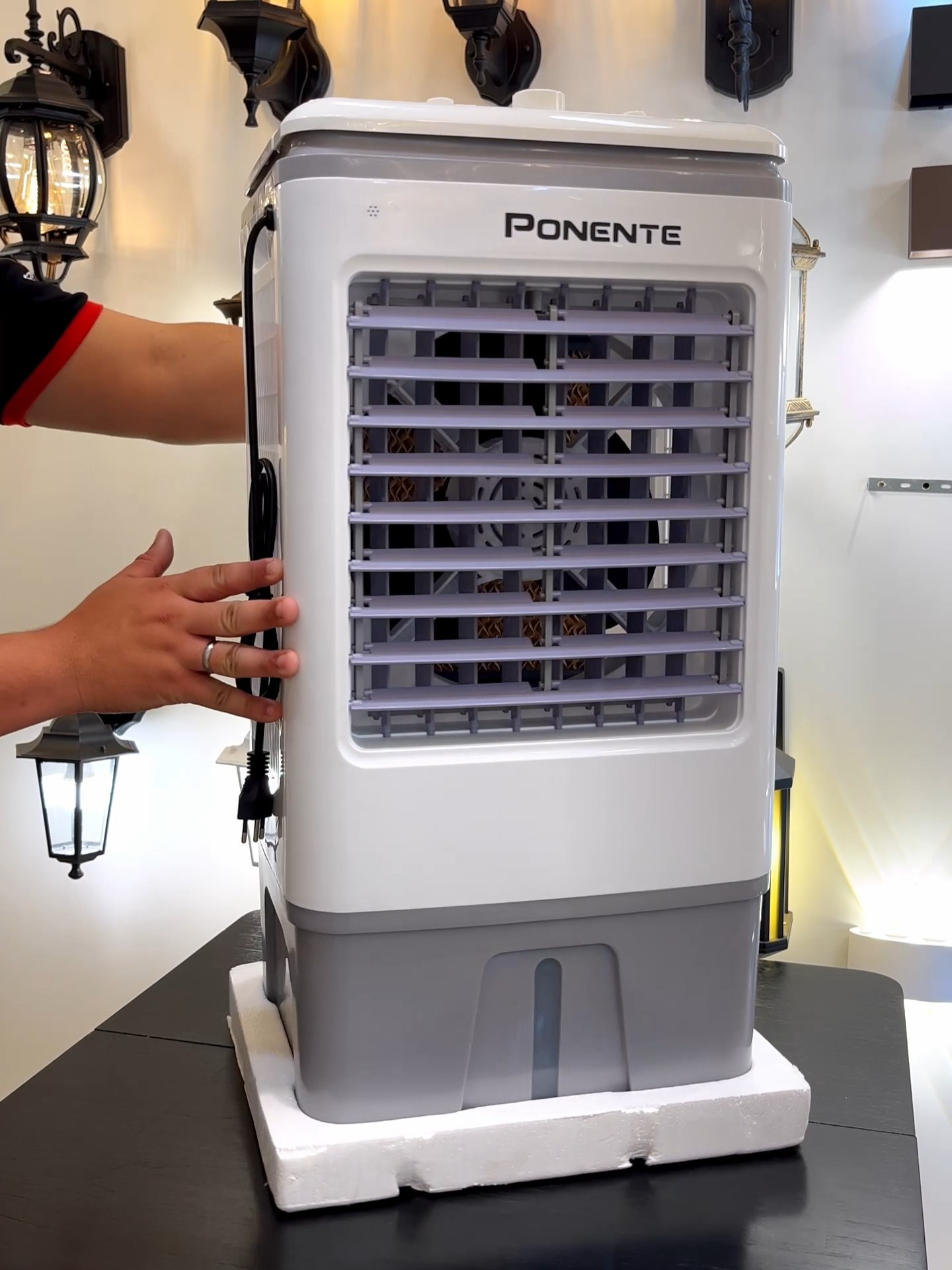 ❄️ Climatizador Evaporativo de 20 Litros CLIP20 Ponente | LCG Eletro 💨 Buscando um climatizador potente e econômico para os dias mais quentes? O CLIP20 da Ponente é a escolha ideal! ✔️ 4 em 1: climatiza, umidifica, ventila e filtra o ar ✔️ Reservatório de 20L para uso prolongado ✔️ Três velocidades ajustáveis: baixa, média e alta ✔️ Sistema evaporativo tipo colmeia, que refresca sem ressecar o ar ✔️ Ideal para ambientes secos, melhorando a qualidade do ar Com design moderno e funcional, o CLIP20 combina eficiência e conforto térmico para sua casa ou escritório. 👉 Perfeito para quem busca climatizador evaporativo residencial, climatizador portátil com reservatório grande ou climatizador de ar silencioso e econômico. Encontre na LCG Eletro, sua loja de confiança em climatização e conforto térmico. 💬 Qual ambiente da sua casa mais precisa de frescor? Conta pra gente nos comentários! #ClimatizadorEvaporativo #ClimatizadorPonente #CLIP20 #ArFresco #ClimatizaçãoEficiente #CasaFresca #UmidificadorDeAr #TecnologiaPonente #ConfortoTermico #ClimatizadorResidencial #LCGEletro #VerãoSemCalor #QualidadeLCG #Eletrodomésticos #ArSaudável