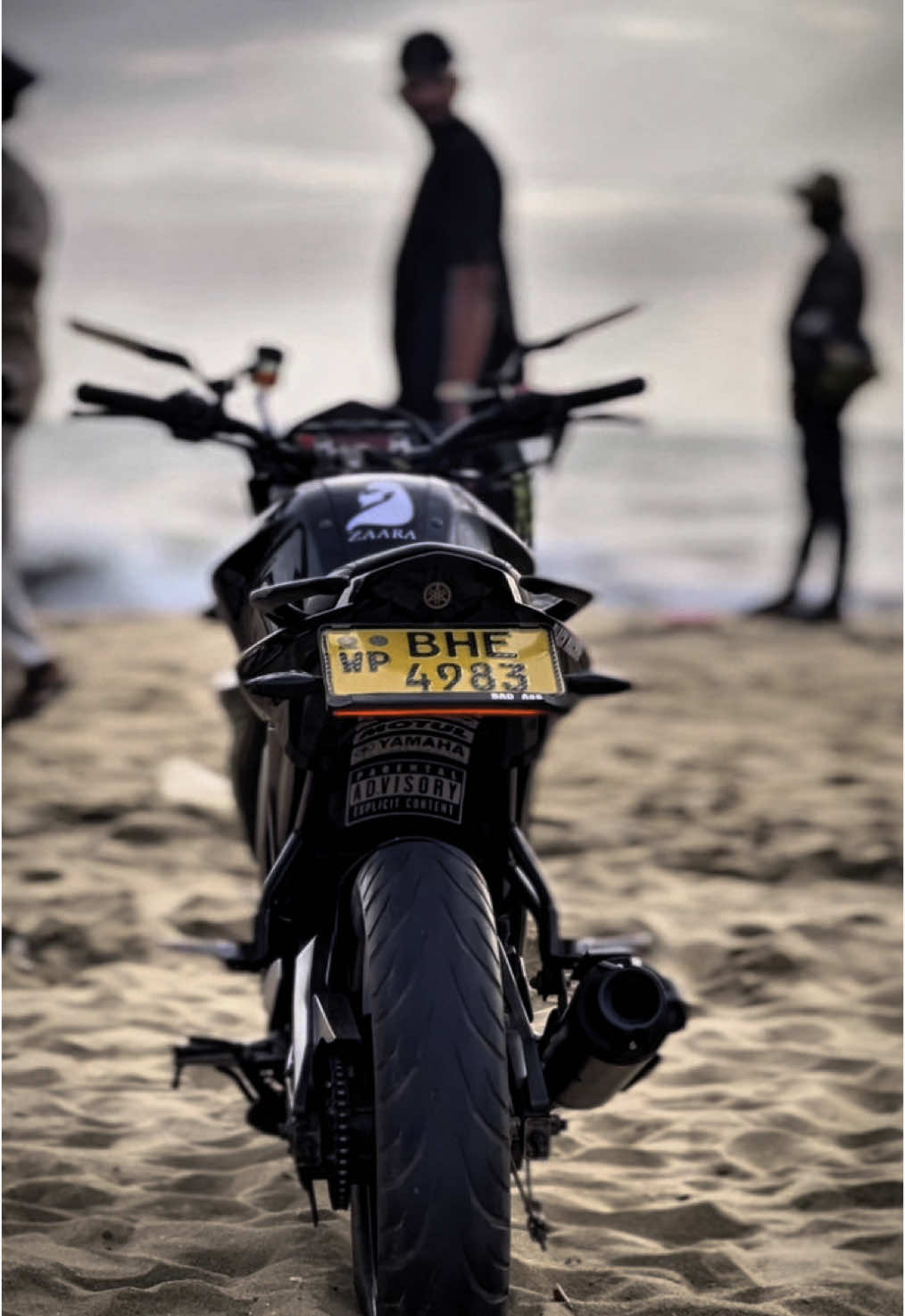 ඔබේ ලග දැකපු හිනය වෙන දෑතක් ළග. 🥹🖤#bikelife #fz #fzv2 #fz_riders_club🇱🇰 #black #bhe4983 #nisilanimneth #zaarakid #zaara_v2 #foryou #foryoupage #onemillionaudition #fyppppppppppppppppppppppp 