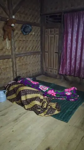 tengah malam jum'at kliwon saat tidur nyenyak di rumah pinggir kuburan 