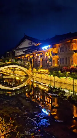 Liburan Impian: Mau healing total? Lijiang Old Town jawabannya! Suasana tenang, udara sejuk pegunungan, dan pemandangan klasik Tiongkok bikin hati adem~ 🌿📷 #TravelChina #LijiangVibes #AestheticTown #fyp #foryoupage #kokobeen 